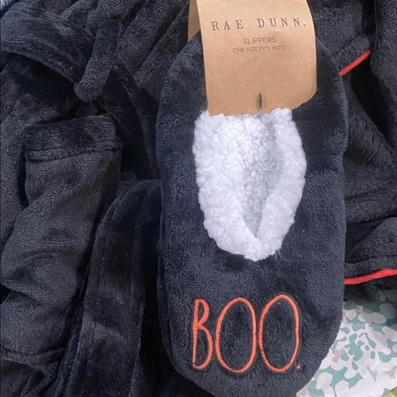 Rae Dunn Halloween “Hocus Pocus” plush robe with matching slipper “Boo” socks. - Picture 8 of 10